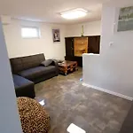 Schoene Einliegerwohnung In דירה *