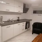 Schoene Einliegerwohnung In דירה