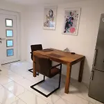 Schoene Einliegerwohnung In דירה *