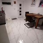 Schoene Einliegerwohnung In *
