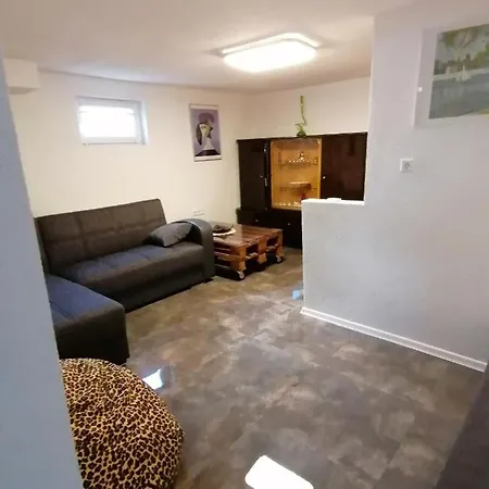 Schoene Einliegerwohnung In 아파트 *