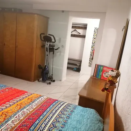 아파트 Schoene Einliegerwohnung In *