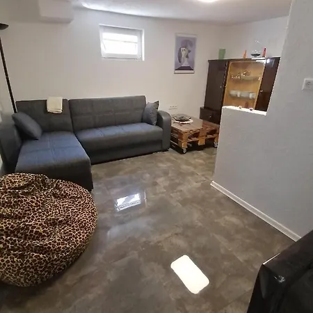 Schoene Einliegerwohnung In דירה *