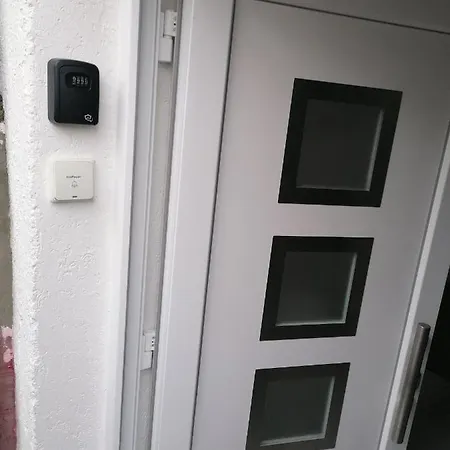 아파트 Schoene Einliegerwohnung In *