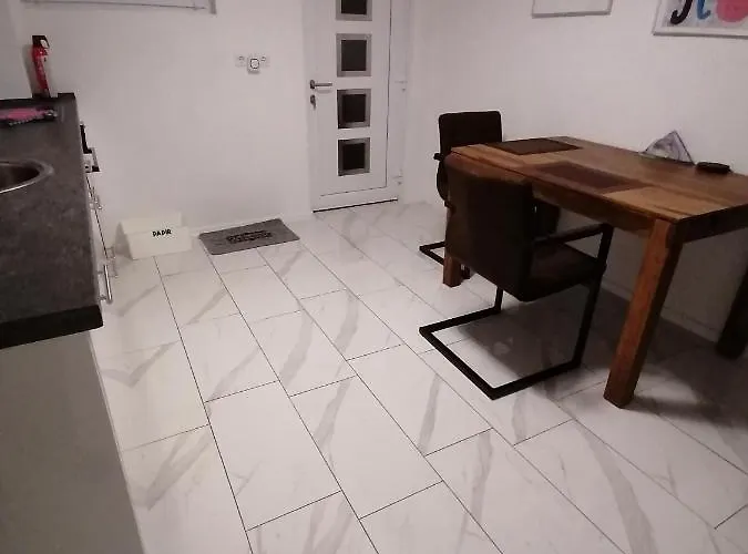 Schoene Einliegerwohnung In *